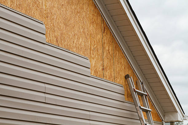 Professional Vinyl Siding technician working in Richland, WA
